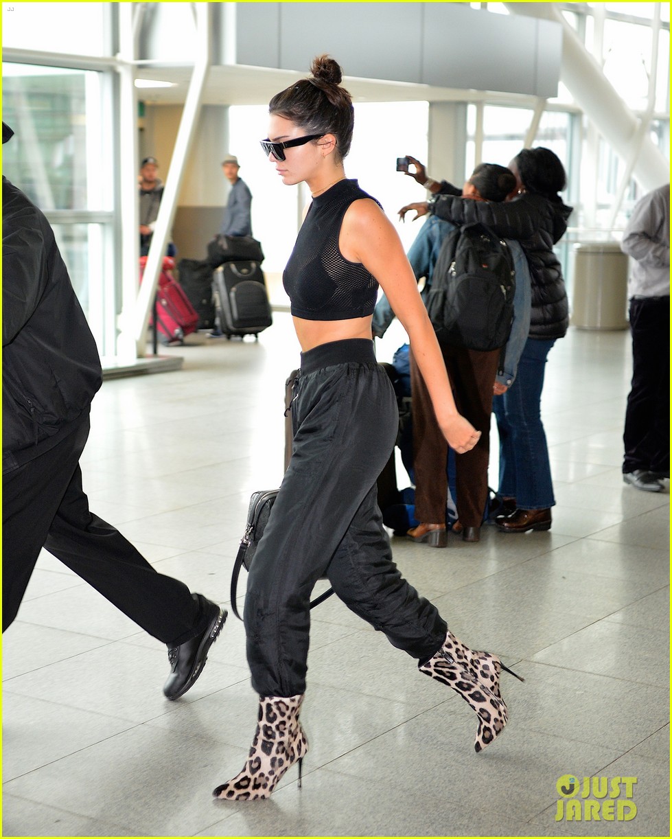 Photo kendall jenner shows off her brand new lip tattoo 13 Photo