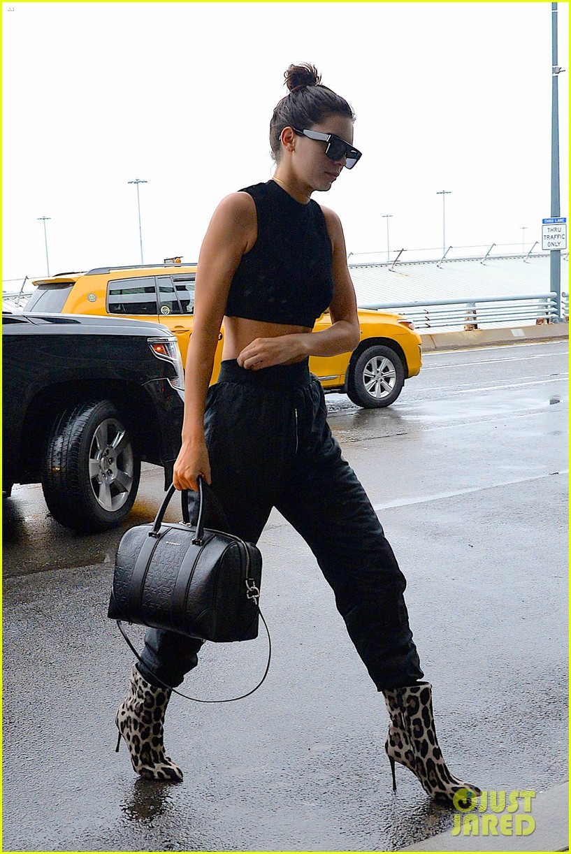 Kendall Jenner Shows Off Her Brand New Lip Tattoo! Photo 3774855