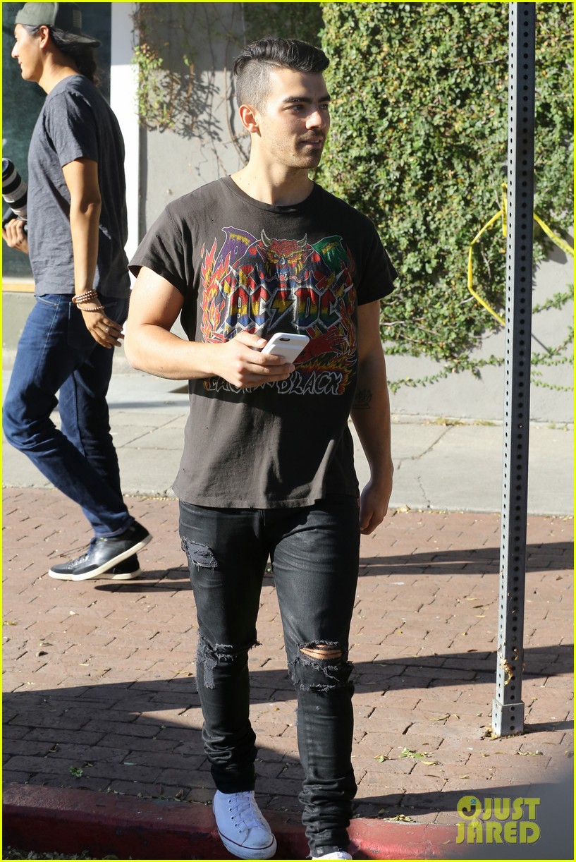 Joe Jonas Talks About Losing His Virginity, Being Called 'Daddy