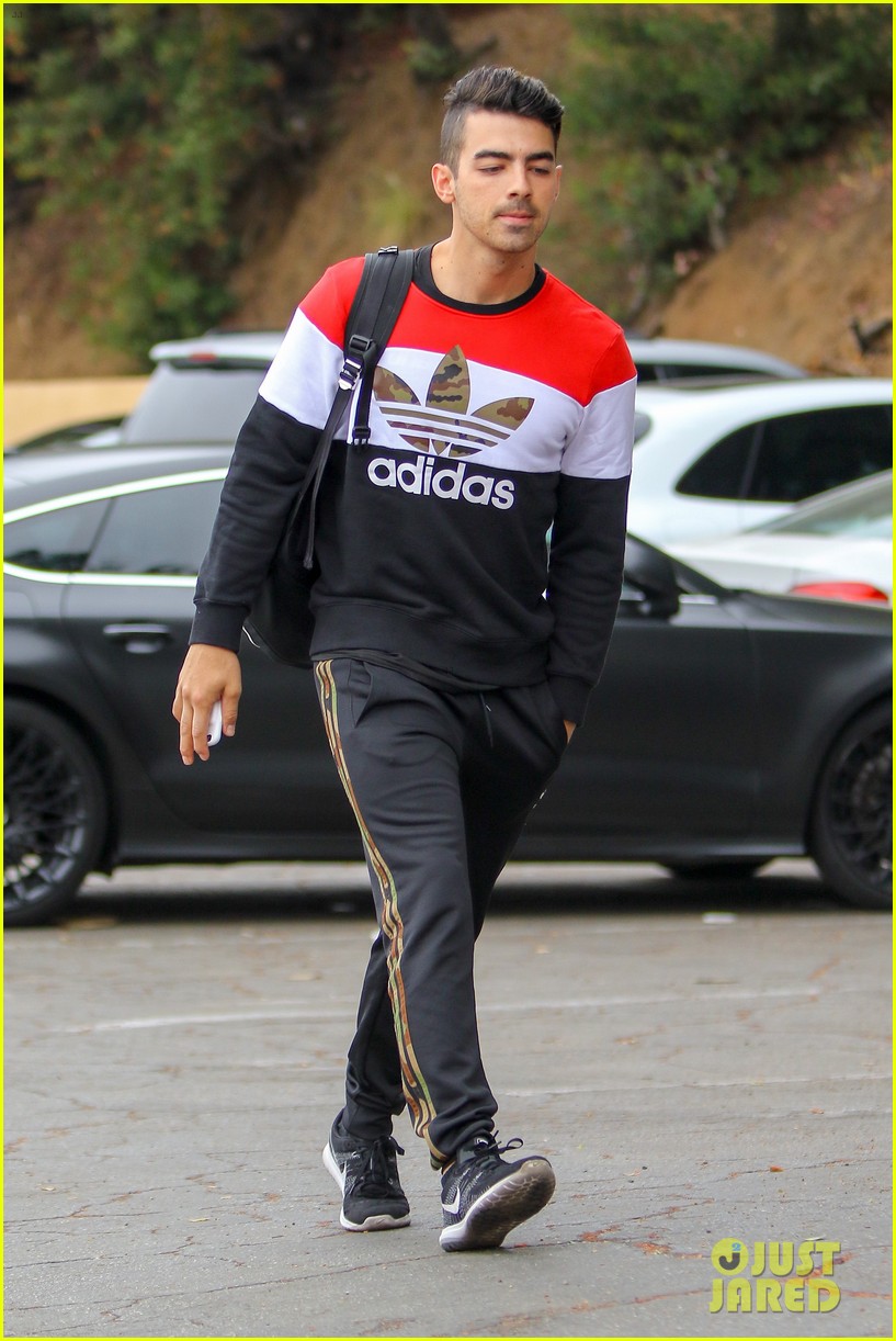 Joe Jonas Talks About Losing His Virginity, Being Called 'Daddy