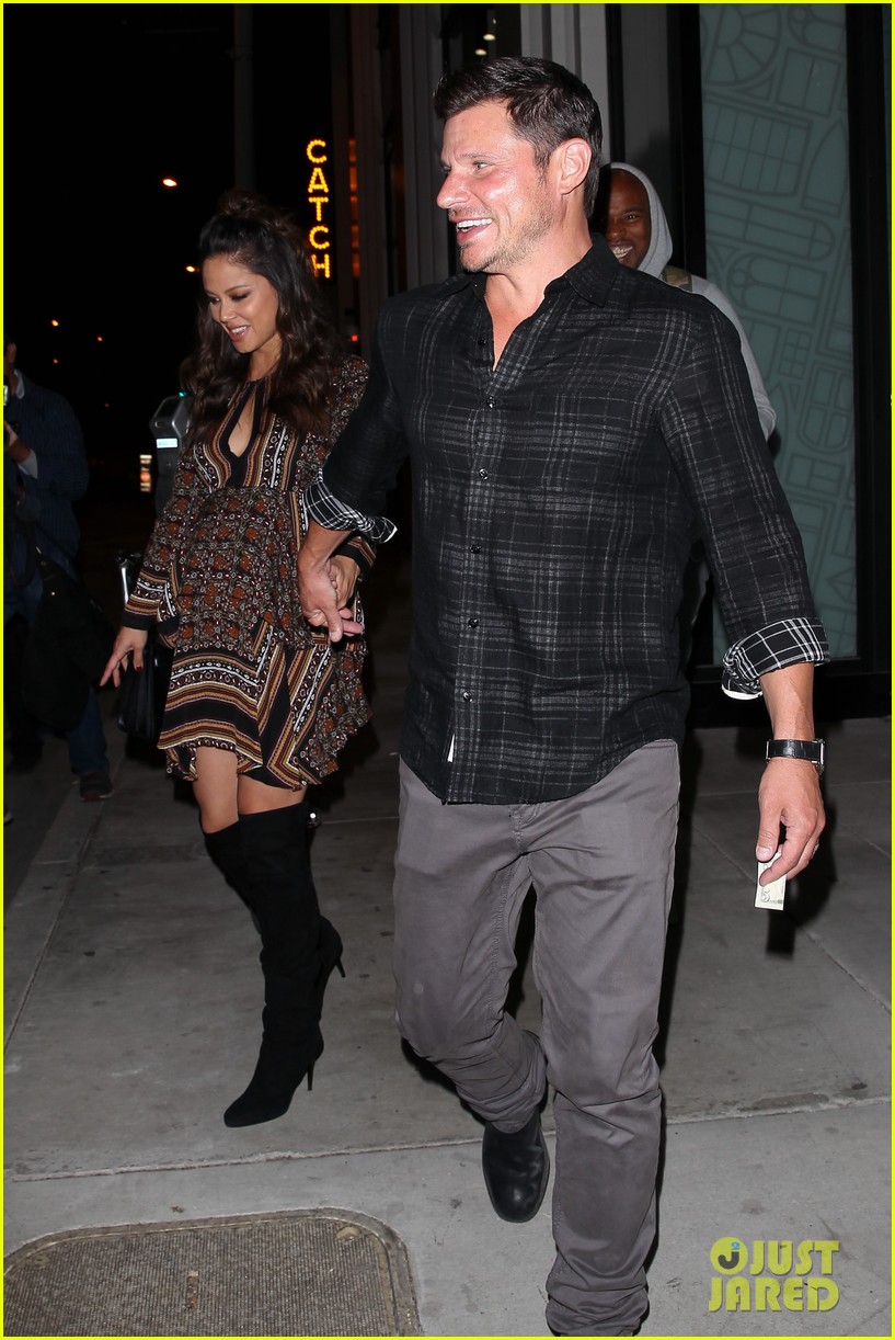 Photo nick lachey pregnant wife vanessa hold hands for date night 11