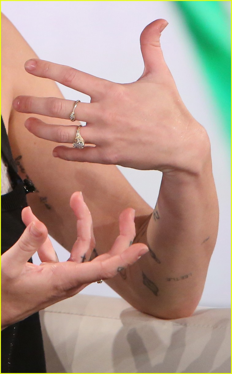 protest vloek Zin Miley Cyrus Addresses Her Engagement Ring: I Wear It Because Liam Hemsworth  Loves Me!: Photo 3794933 | Ellen DeGeneres, Miley Cyrus, Video Photos |  Just Jared: Entertainment News