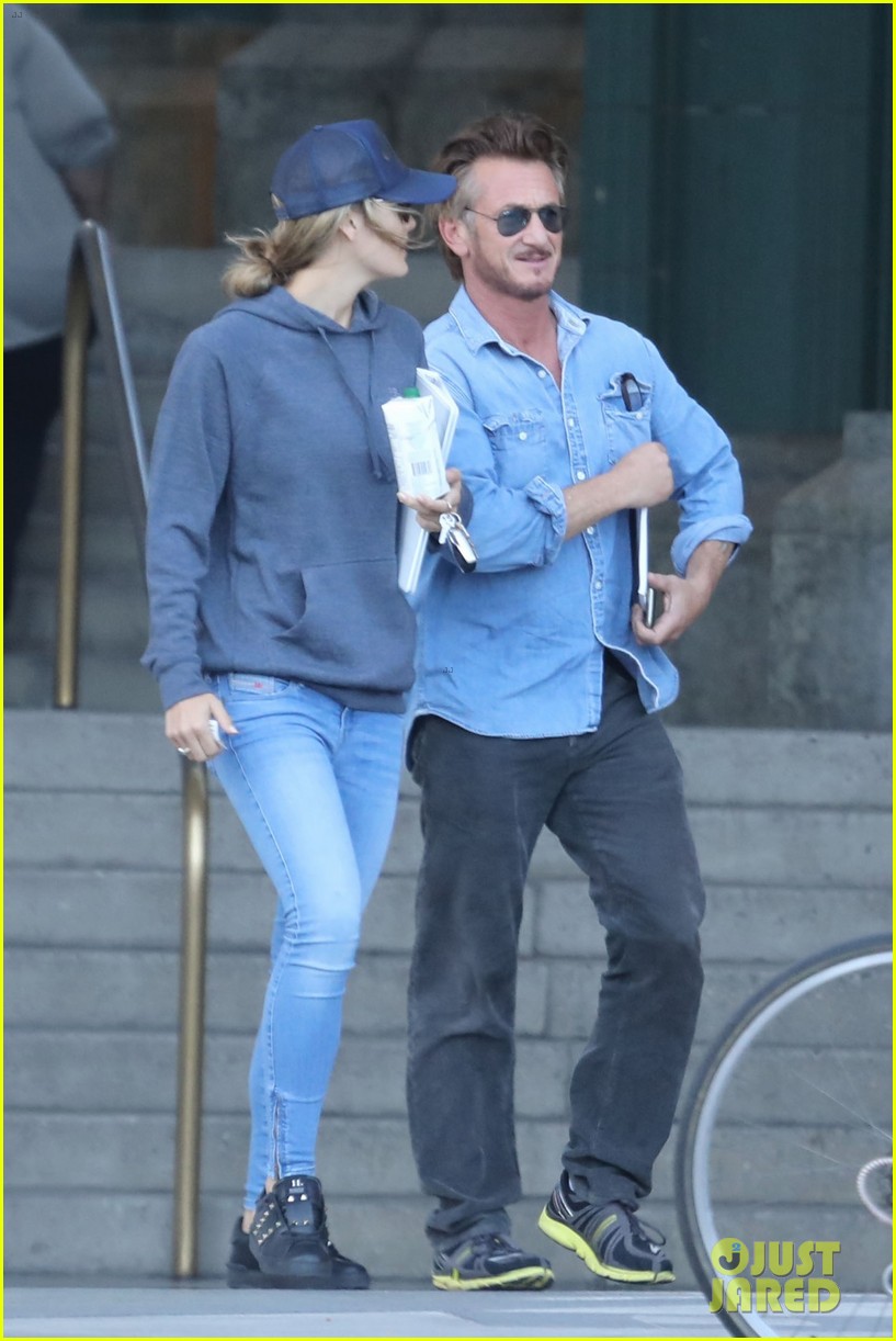 Photo sean penn new girlfriend leila red carpet debut 10