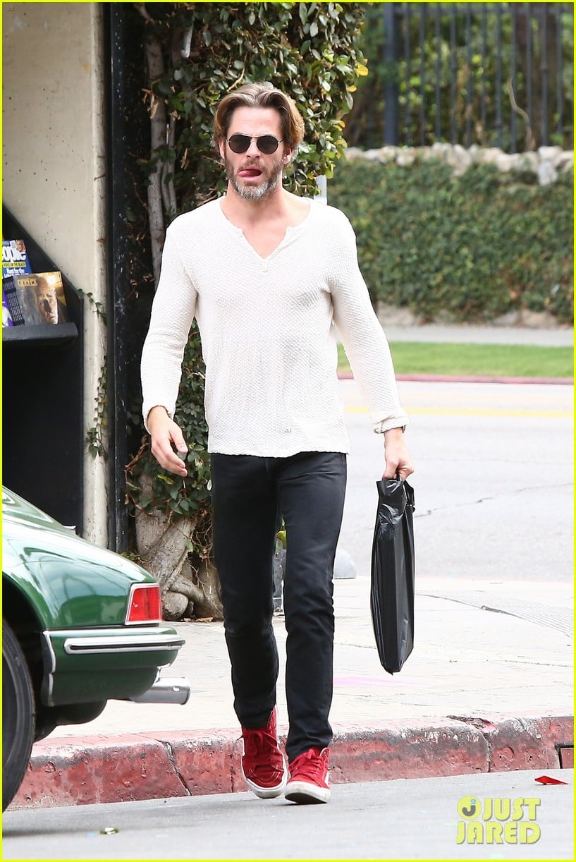 Chris Pine Flips Off the Paparazzi After His Newsstand