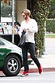 chris pine flips off the paparazzi after his newsstand stop 10