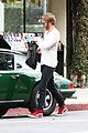 chris pine flips off the paparazzi after his newsstand stop 11