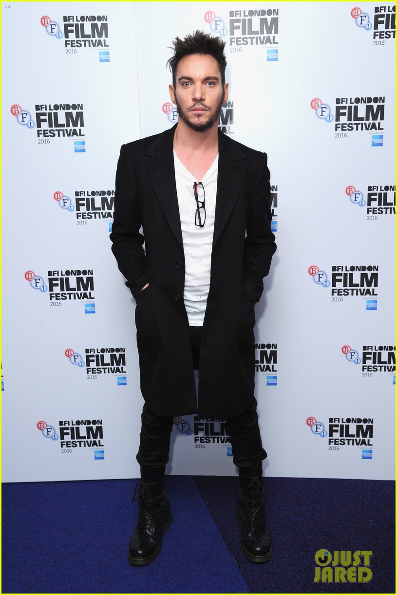 Photo: jonathan rhys meyers london town premiere 01 | Photo 3783458