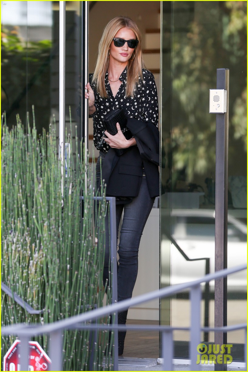 Rosie Huntington-Whiteley Keeps It Stylish While Out in LA: Photo