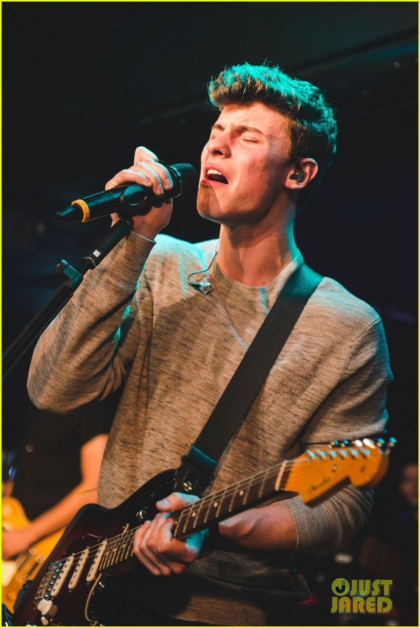 Photo shawn mendes niall horan fave song hippodrome concert 22 Photo