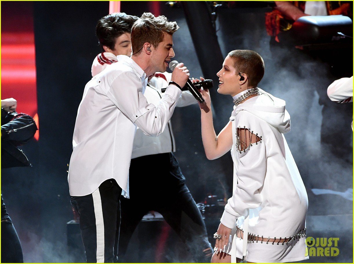 VIDEO Halsey Gets 'Closer' to The Chainsmokers with AMAs 2016