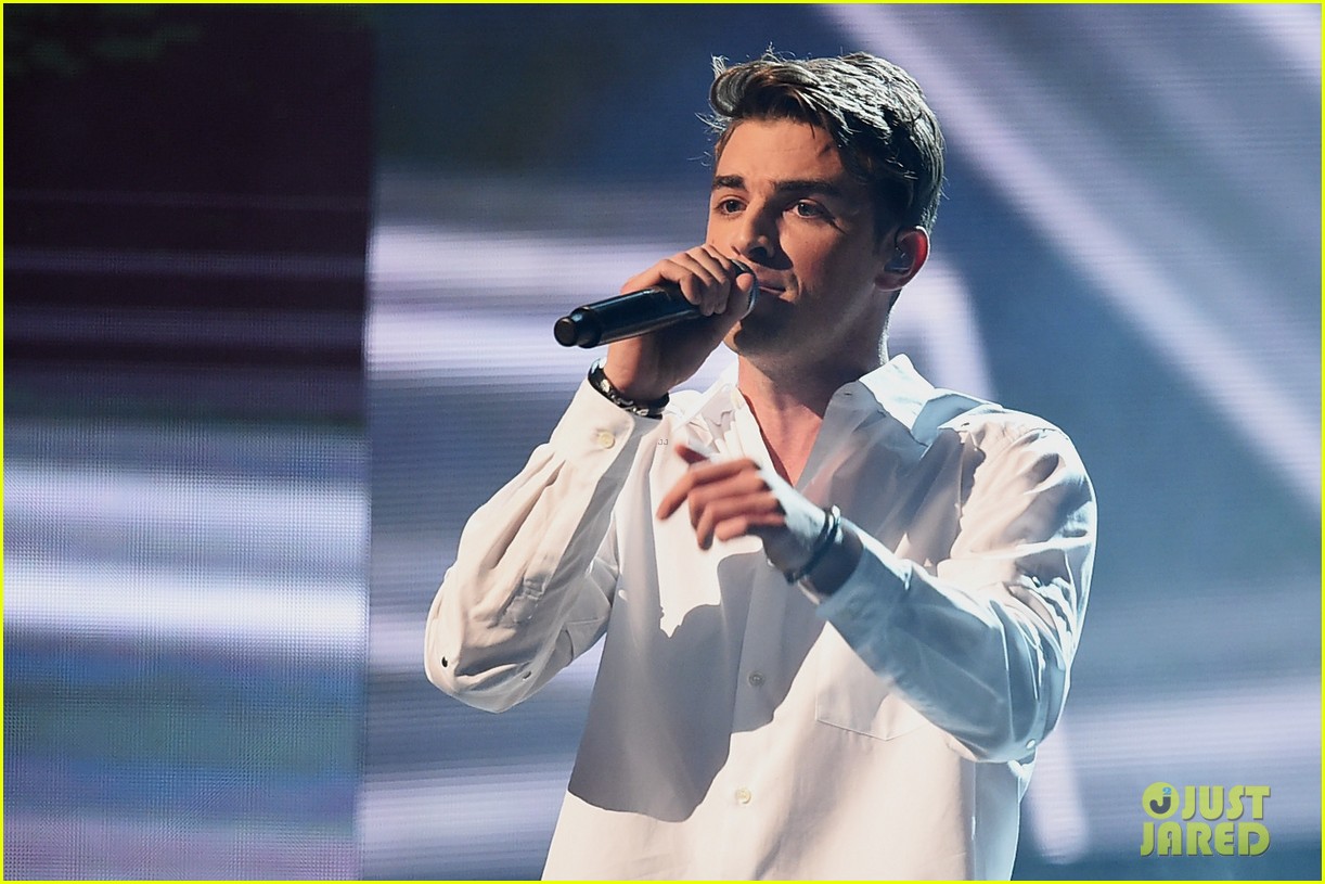 VIDEO Halsey Gets 'Closer' to The Chainsmokers with AMAs 2016