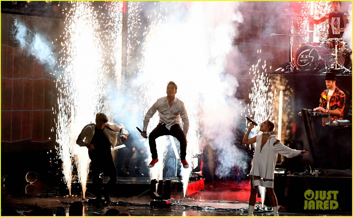 VIDEO Halsey Gets 'Closer' to The Chainsmokers with AMAs 2016