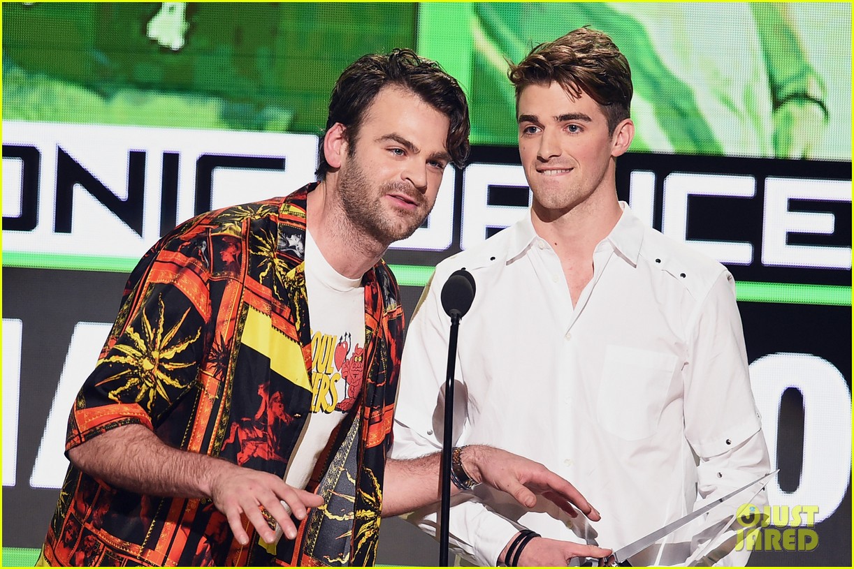 VIDEO Halsey Gets 'Closer' to The Chainsmokers with AMAs 2016