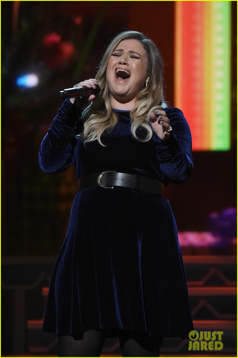 Photo kelly clarkson kelsea ballerini idina menzel represent the