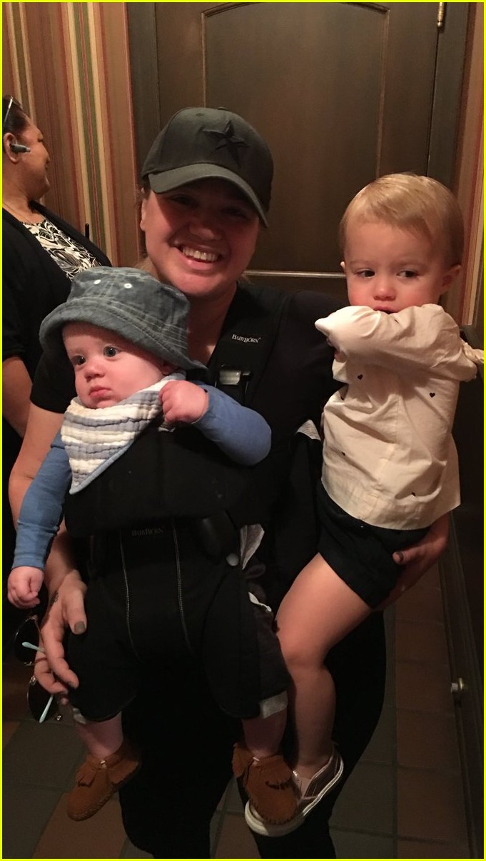 Kelly Clarkson Shares Adorable Pics From Disney World Family Vacation