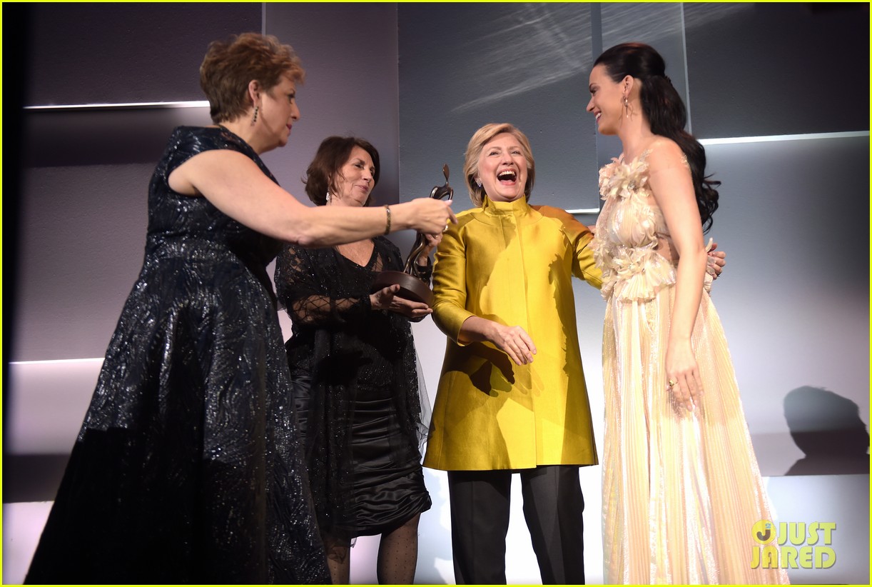 VIDEO Hillary Clinton Honors Katy Perry with Humanitarian Award During(01)