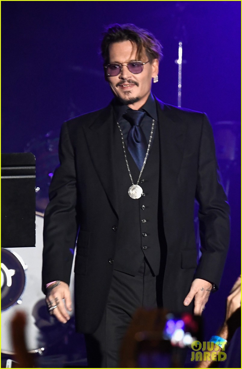 [Image: johnny-depp-suits-up-to-get-honored-at-2...iss-08.jpg]