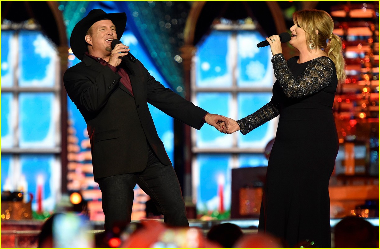 Disney's Holiday Celebration Special 2016 Full Performers List(00)