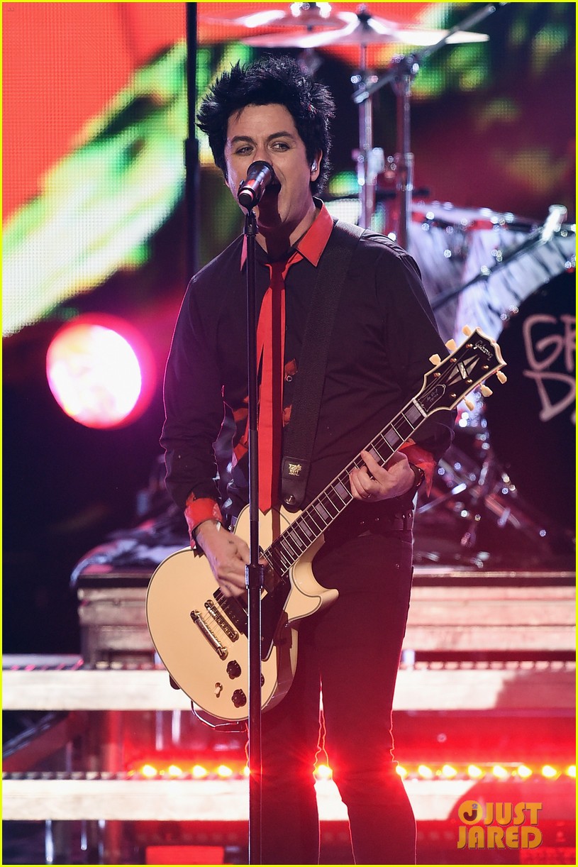 VIDEO: Green Day Makes Political Statement During AMAs 2016 Performance ...