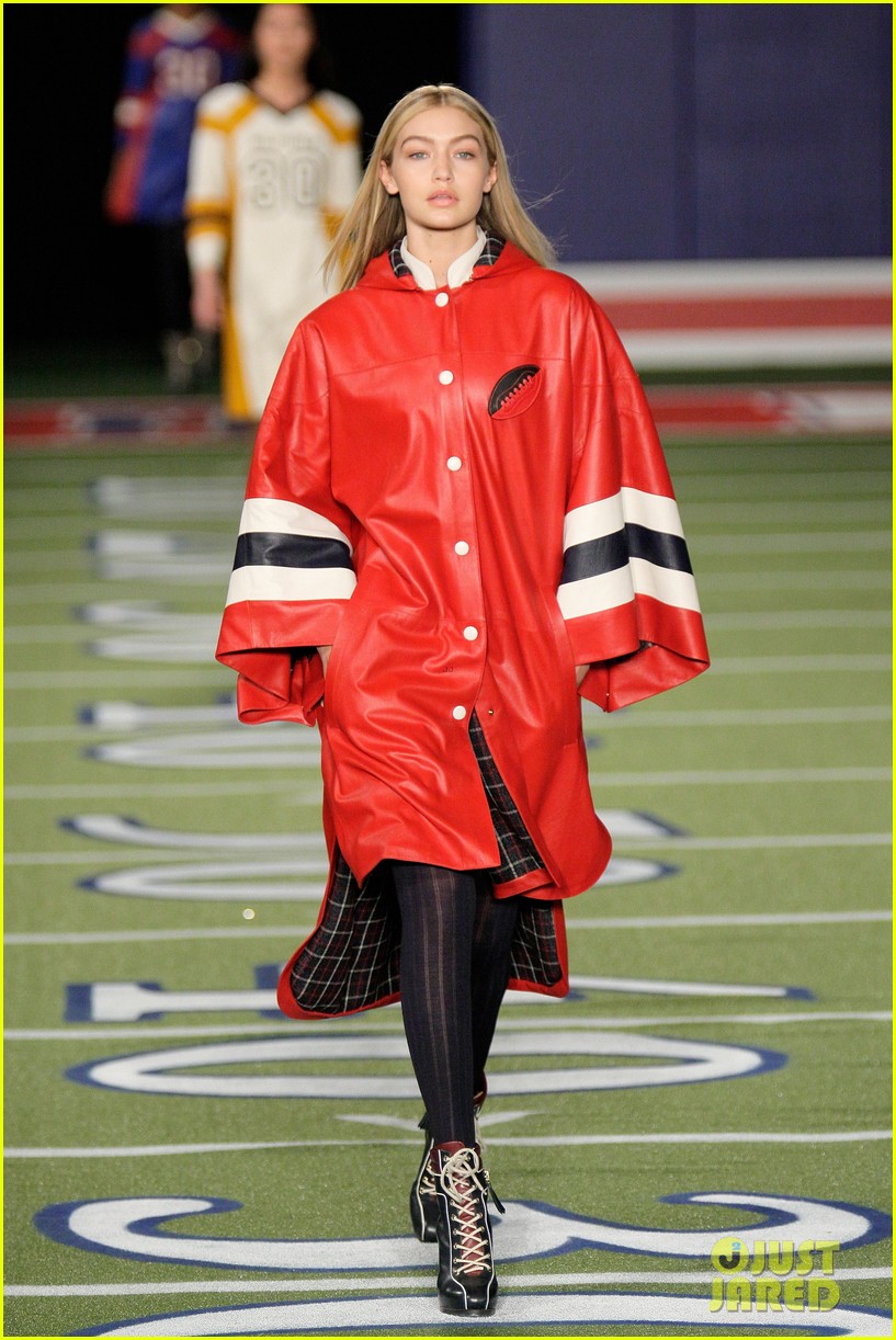 Gigi Hadid Was Put in a Poncho for Being 'Not Quite as Thin' at Tommy(01)