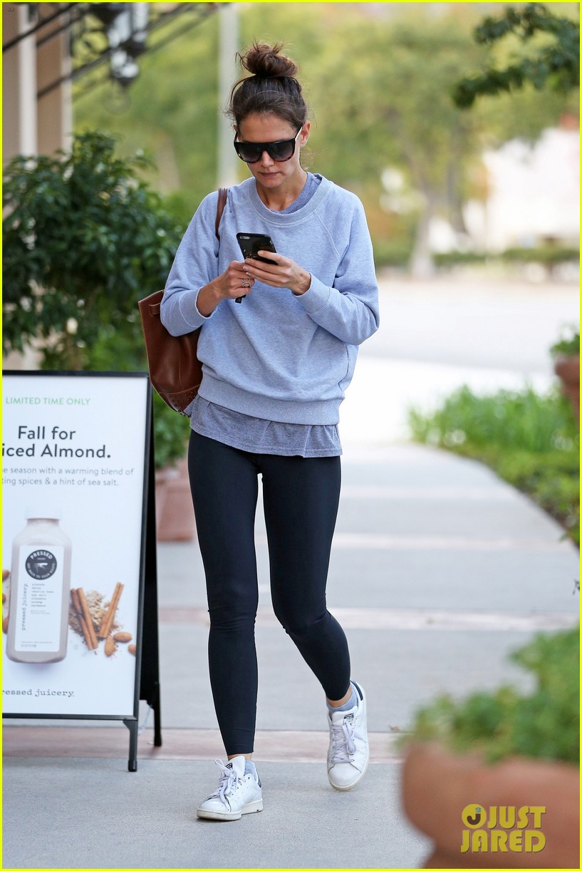 Katie Holmes Ends Thanksgiving Weekend With Christmas Lights! Photo