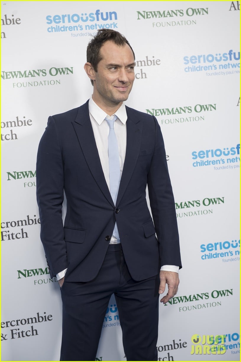 full-sized-photo-of-jude-law-the-young-pope-gets-january-hbo-release