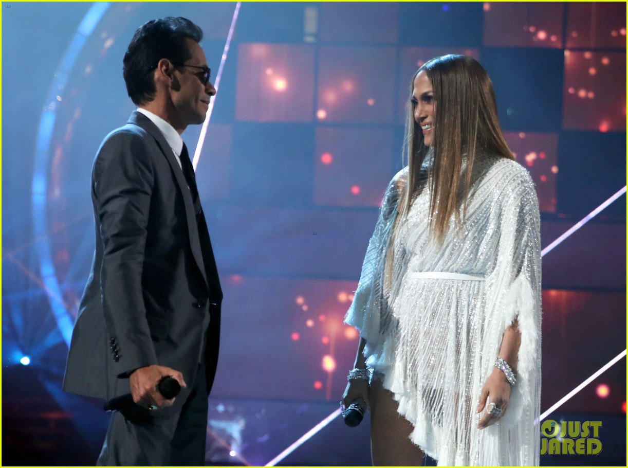 VIDEO Jennifer Lopez Kisses Marc Anthony at Latin Grammys! Photo