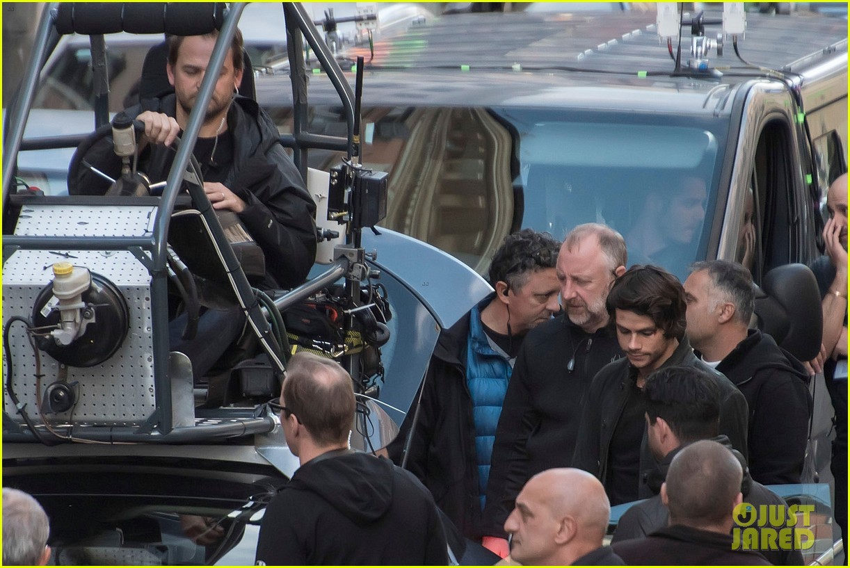 Photo dylan obrien spotted on set for first time since accident 32