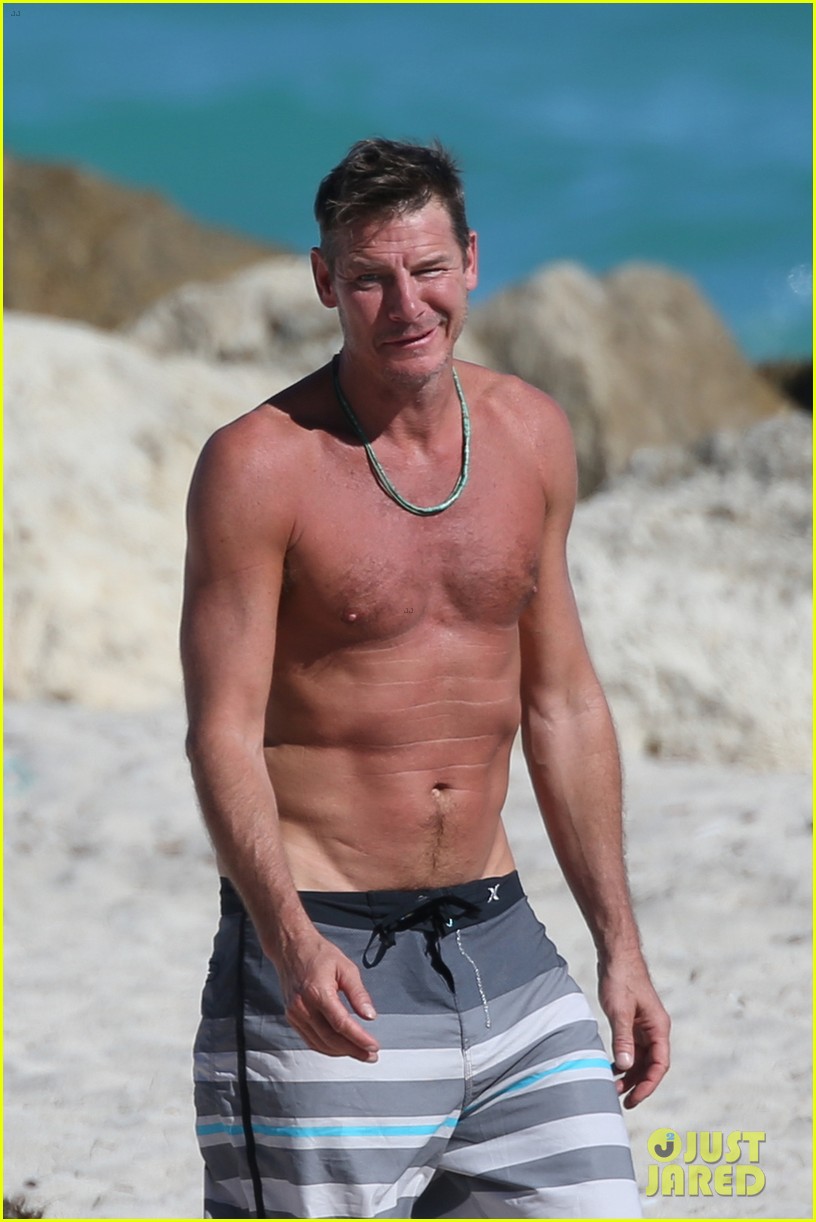 Extreme Makeover's Ty Pennington Goes Shirtless, Puts Toned Body on