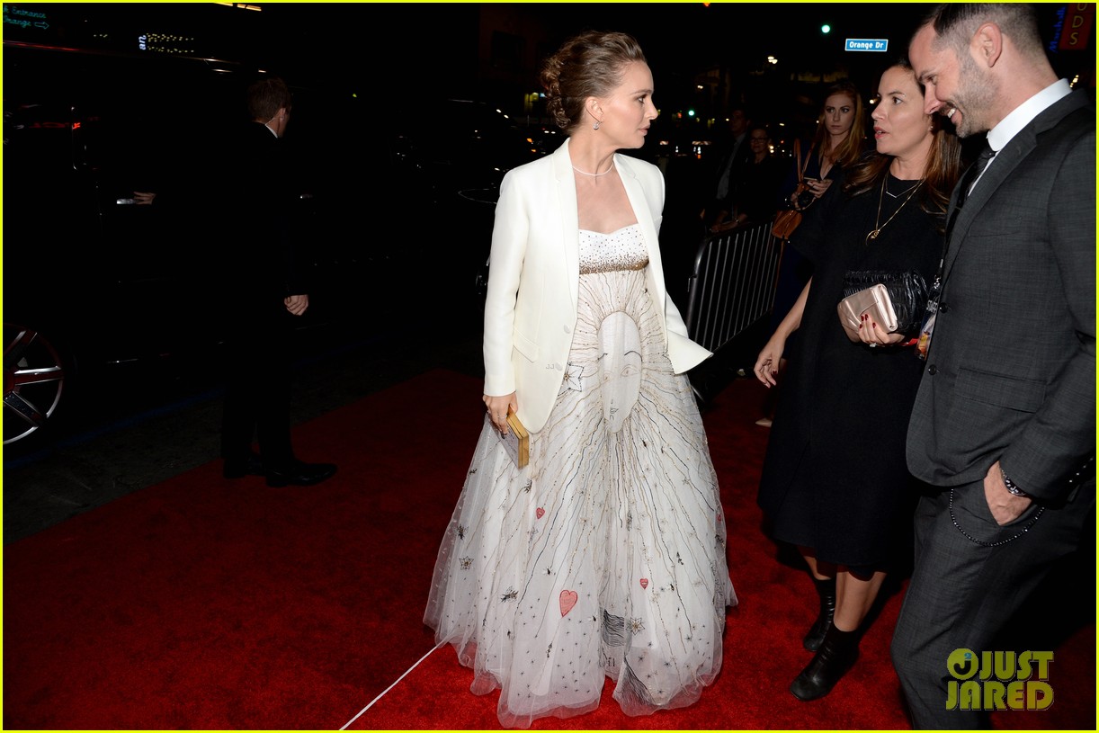 Pregnant Natalie Portman Dazzles in Dior at 'Jackie' Premiere Photo(02)