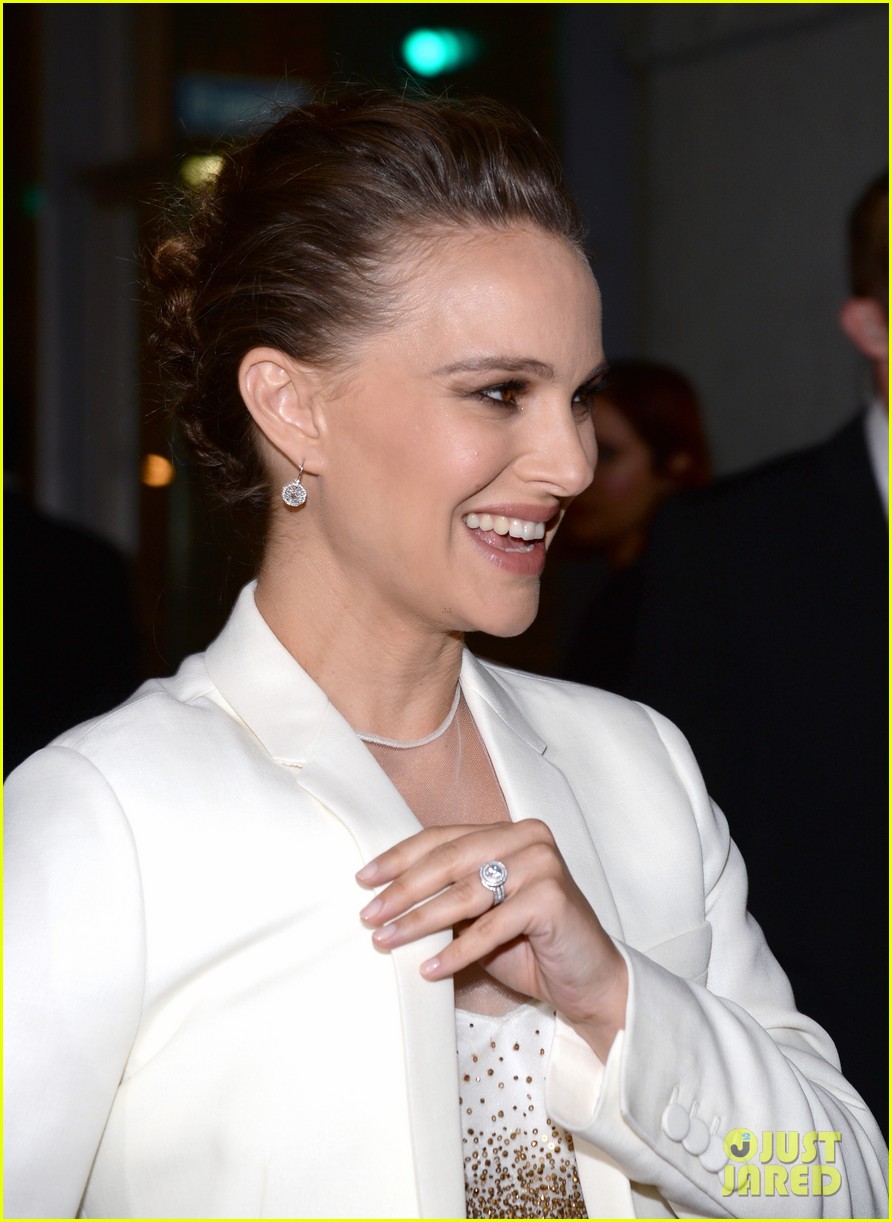 Pregnant Natalie Portman Dazzles in Dior at 'Jackie' Premiere Photo