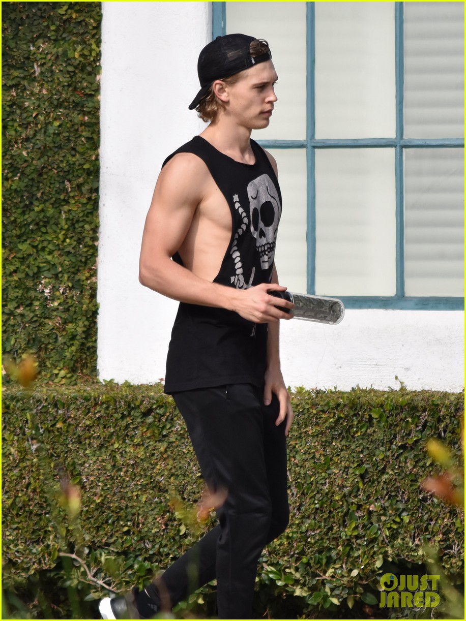 Austin Butler Flexes His Muscles Outside the Gym.