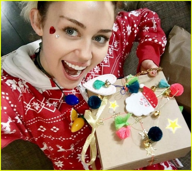 Photo miley cyrus explains why christmas makes her sad 09 Photo