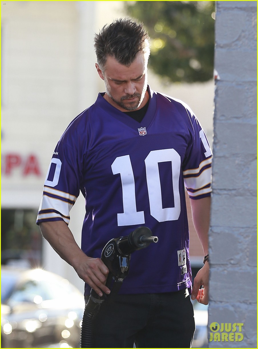 Photo josh duhamel vikings jersey pride 15 Photo 3830507 Just