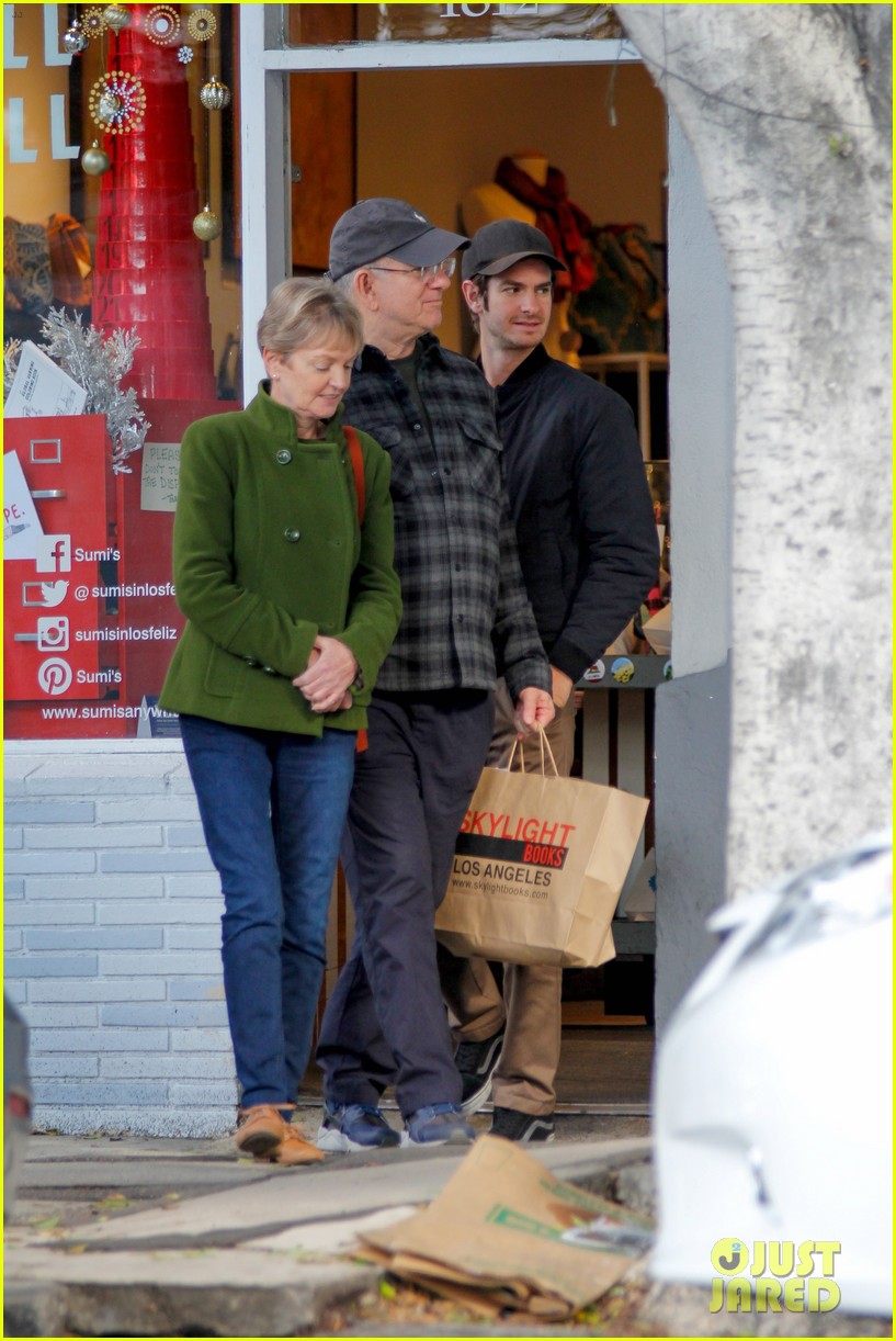 Andrew Garfield & His Parents Go Shopping Together for Last Minute