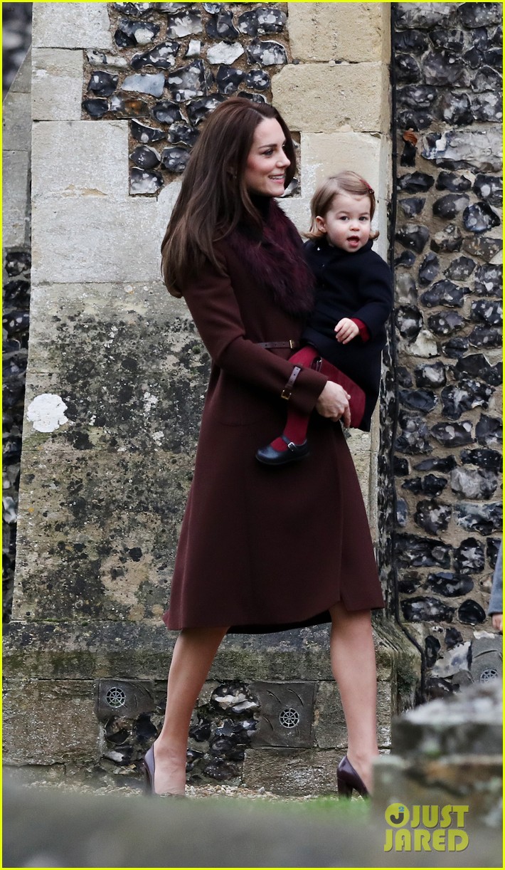 Photo prince princess charlotte christmas day candy canes 05