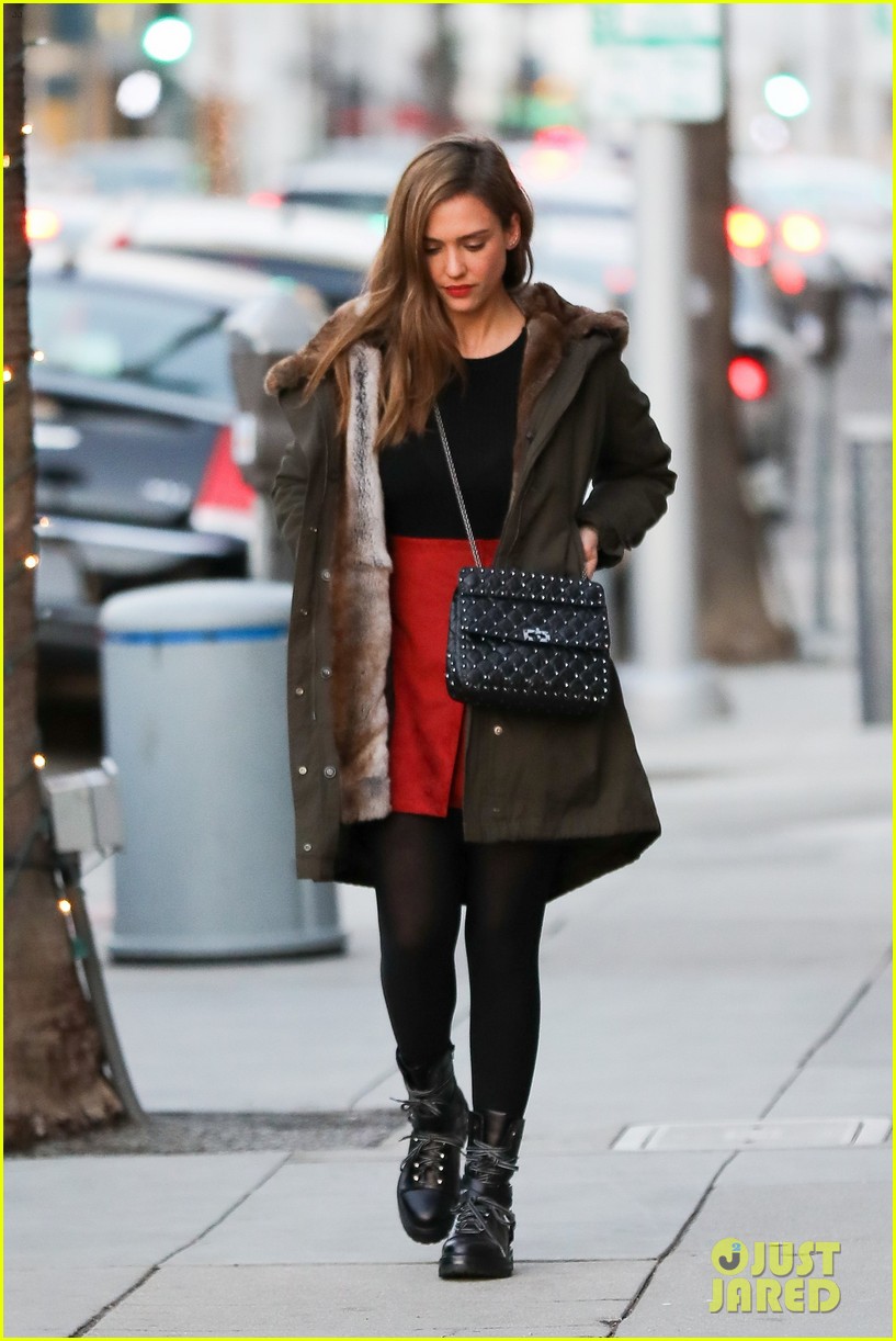 Jessica Alba Gives Some Holiday Gift Suggestions Photo 3832685