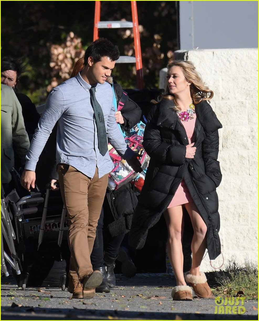 VIDEO Taylor Lautner & Billie Lourd Spotted Kissing at 'Scream Queens