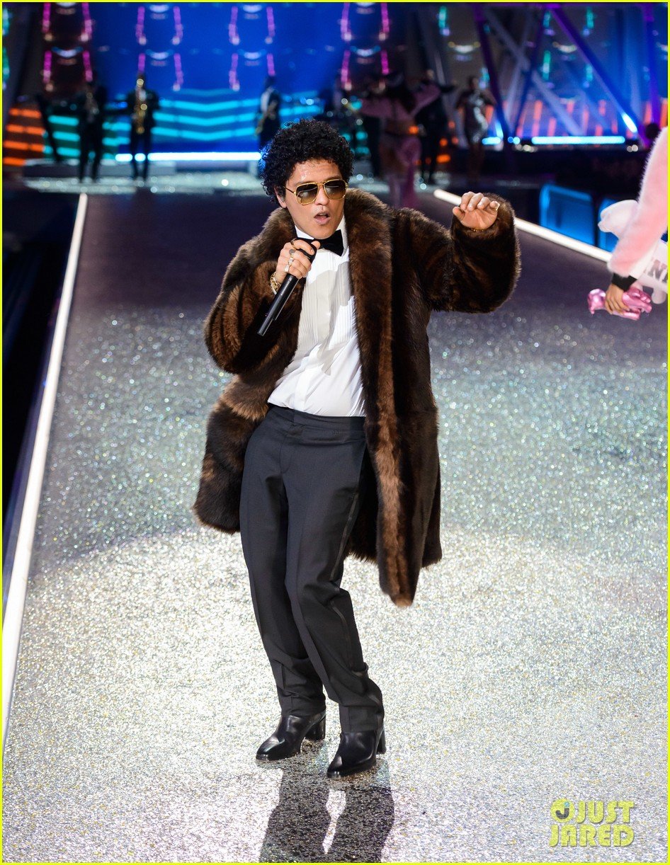 VIDEO Watch Bruno Mars' Two Performances at the Victoria's Secret
