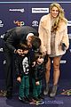 shakira gets support from hubby gerard pique sons at los40 awards 2016 03