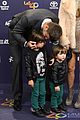shakira gets support from hubby gerard pique sons at los40 awards 2016 04