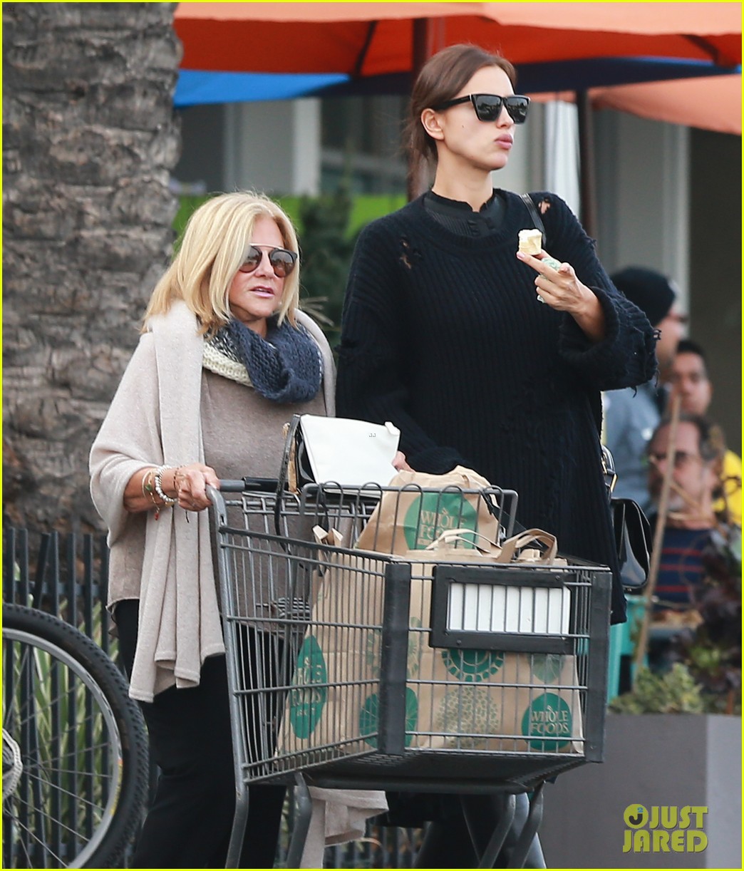 Pregnant Irina Shayk &amp; Bradley Cooper�s Mom Gloria Go Food
