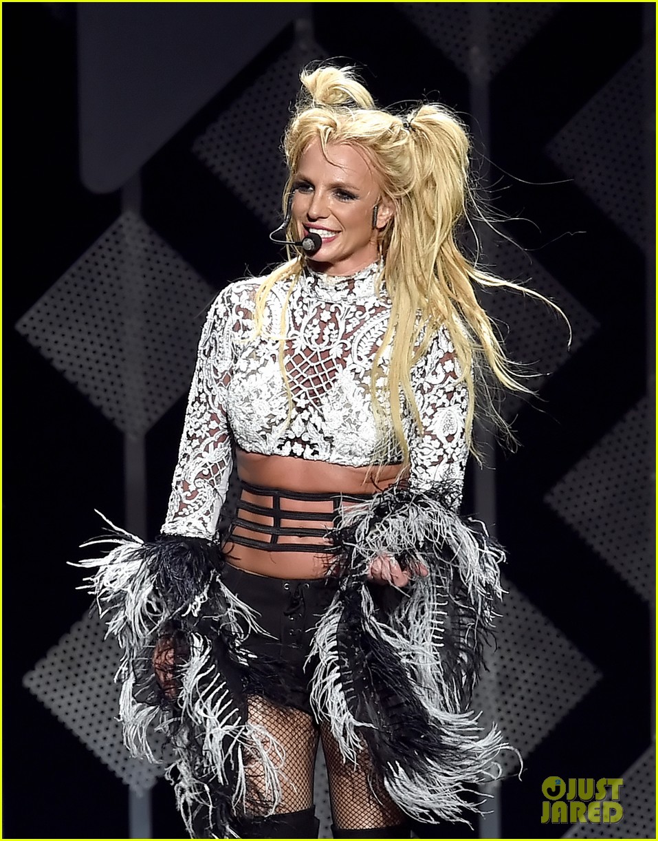 Britney Spears Celebrates 35th Birthday On Stage at Jingle Ball!: Photo 3820075