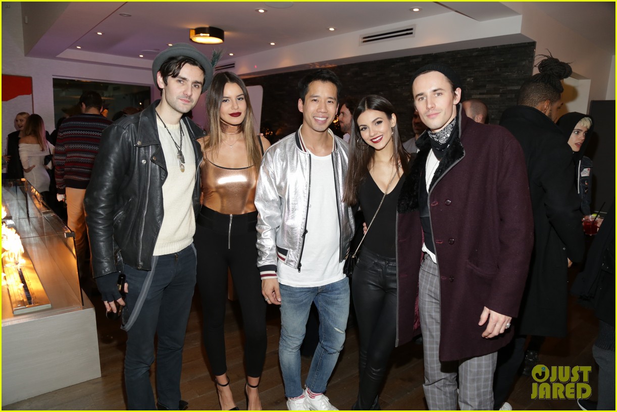 Victoria Justice and Reeve Carney make the cutest couple while posing in th...