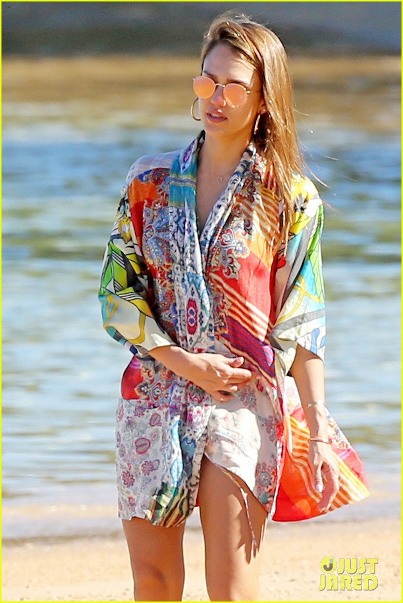 Jessica Alba Hits the Beach in a Bikini As She Ends Hawaiian Vacation