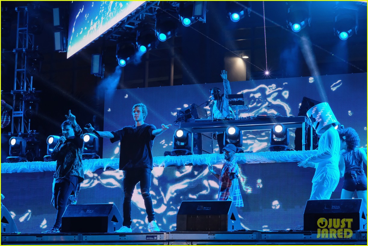 Justin Bieber Performs New Year's Eve 2017 Show in Miami! Photo