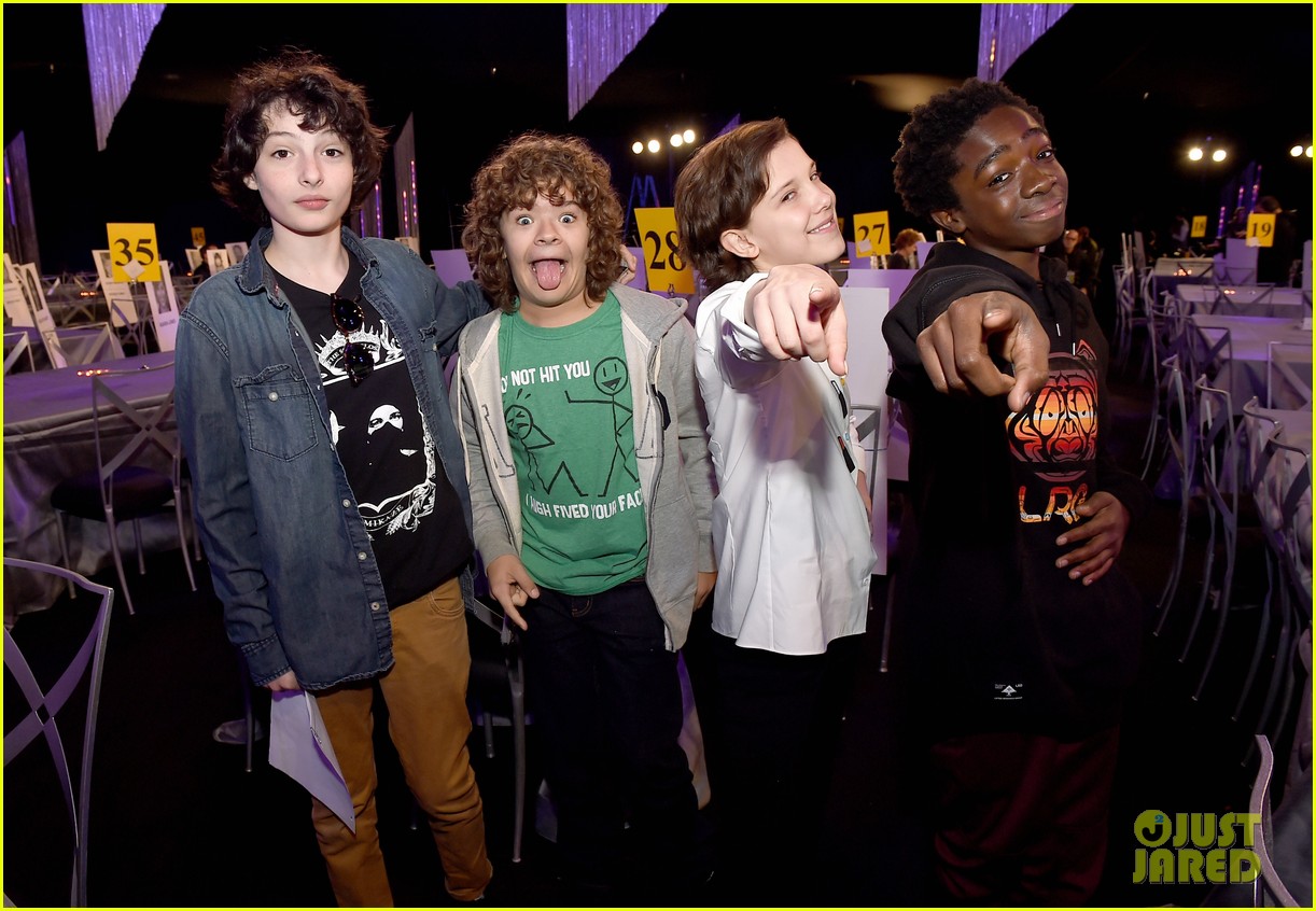 Sophia Bush & Millie Bobby Brown Prep for SAG Awards 2017 Photo(02)