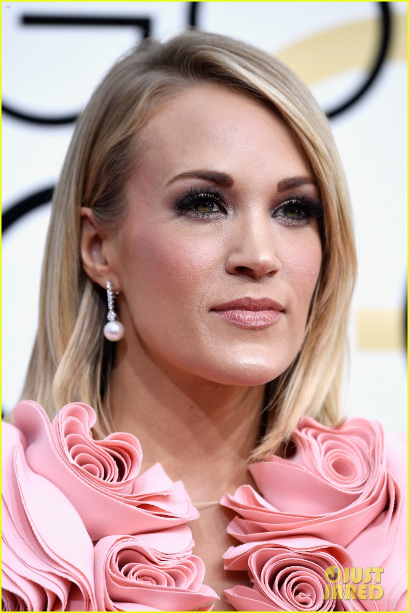 Carrie Underwood is Pretty in Pink at Golden Globes 2017: Photo 3839042