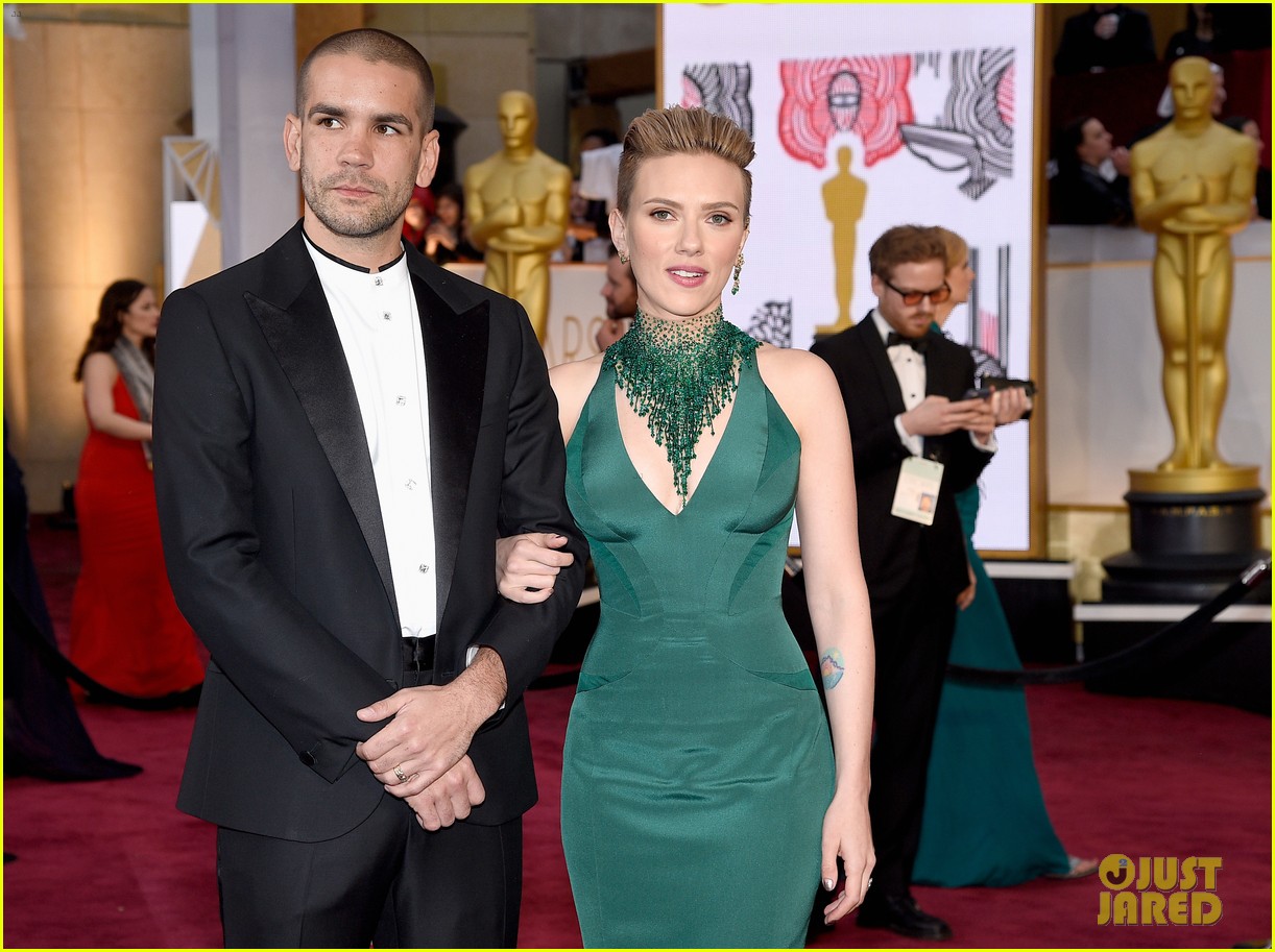 Scarlett Johansson & Romain Dauriac Split After 2 Years of Marriage(00)