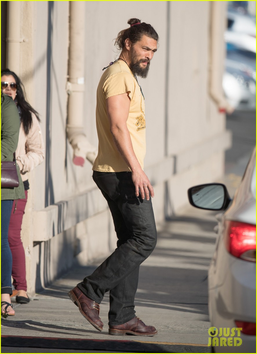 Photo jason momoa shows off his axe throwing skills on jimmy kimmel